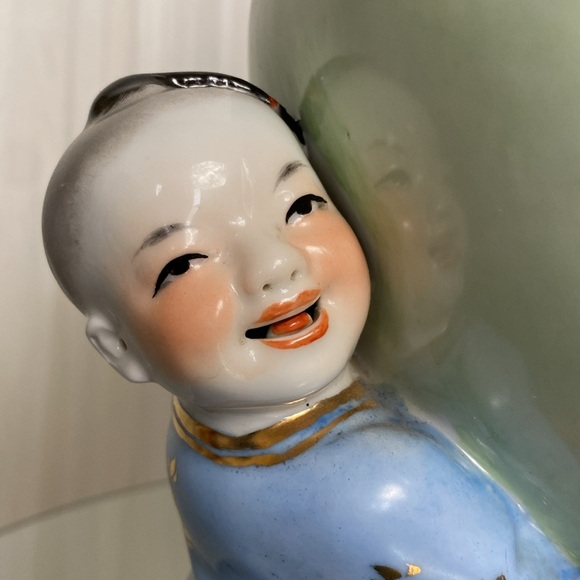 Vintage porcelain Chinese peach supported by 3 boys/men 11” tall - Picture 13 of 17